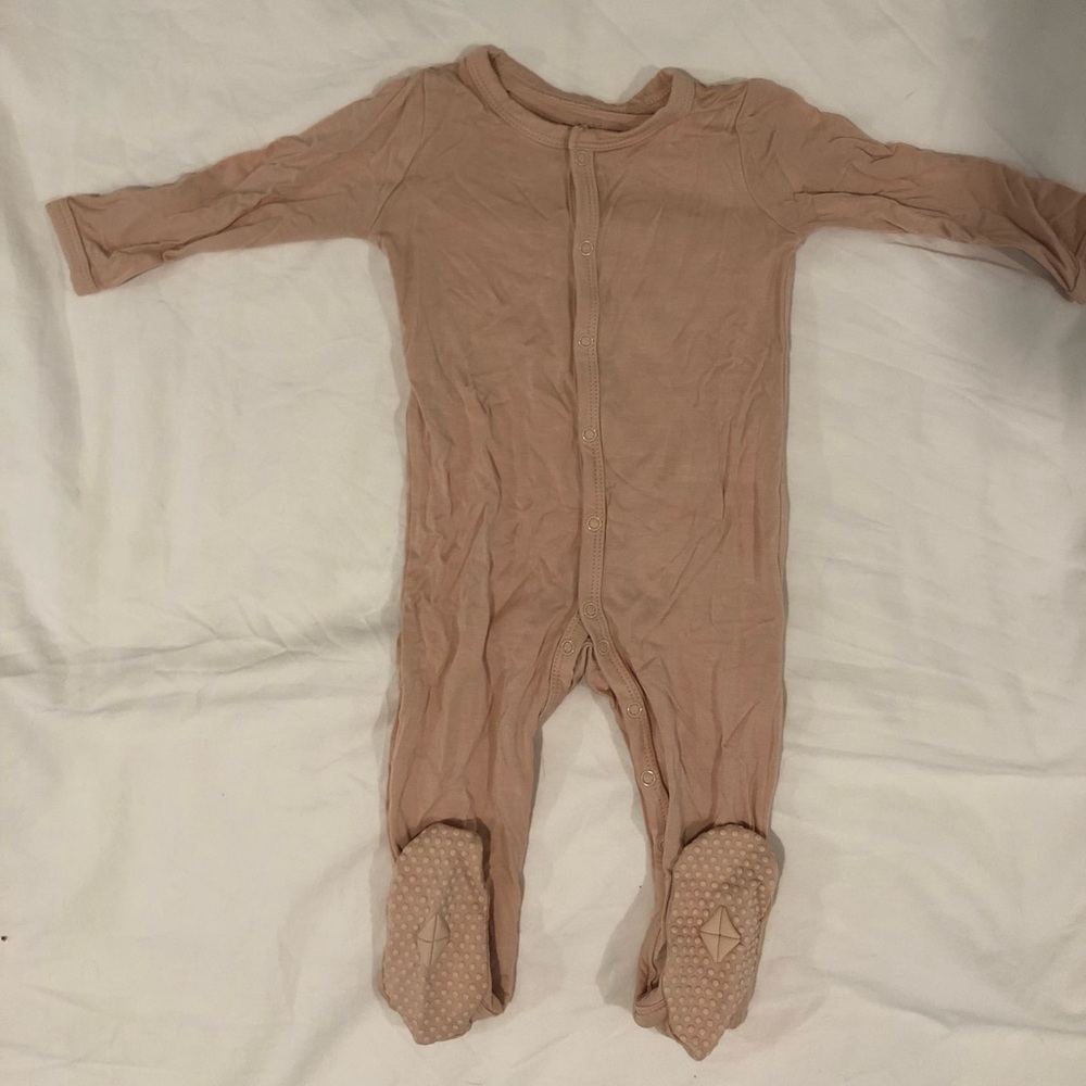 6-12m Kyte Baby snap footie in porcelain